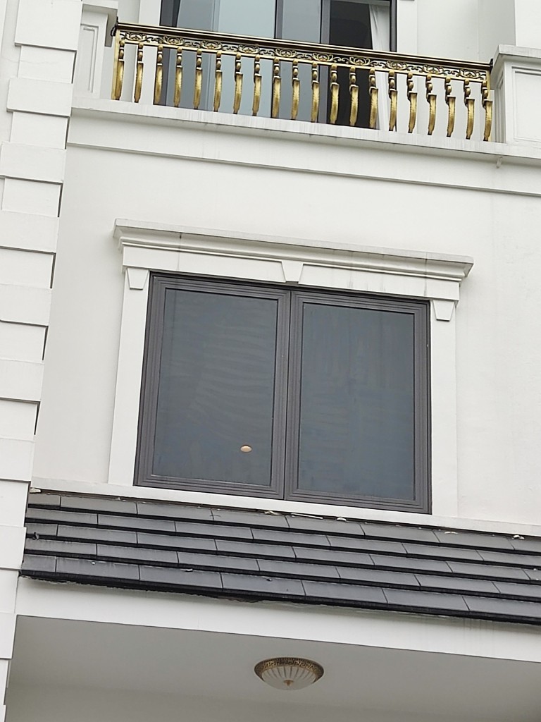 Phim cách nhiệt được dán tỉ mỉ trên cửa sổ